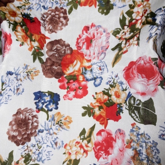 Off White Floral Lightweight Tank Top Blouse - Picture 4 of 4